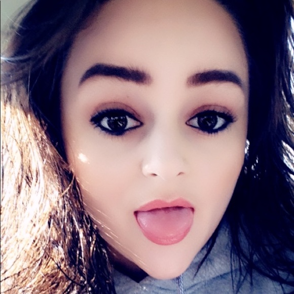 Profile Picture of Savannah Gosser (@savannahthang) on Poshmark