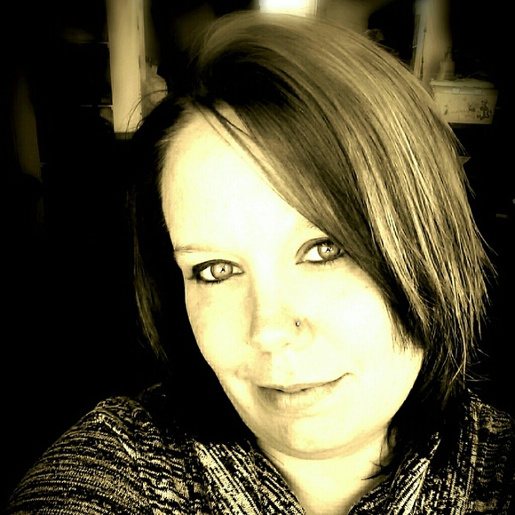 Profile Picture of Cassie Palmeroni (@palmeroni) on Poshmark