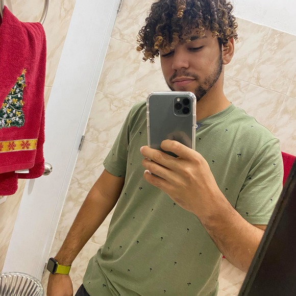 Profile Picture of Roberto Colina (@robertocolina) on Poshmark