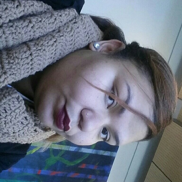 Profile Picture of Giselle Cintron (@gisellec13) on Poshmark