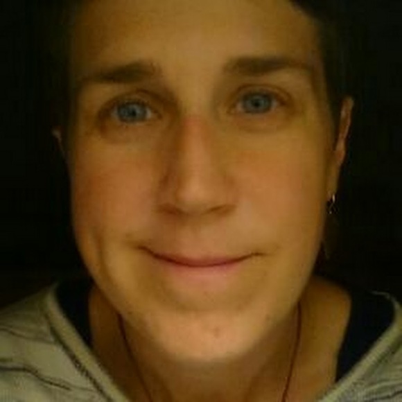 Carrie Fiocchi - Poshmark Profile Picture of Carrie Fiocchi (@sweater8) on Poshmark