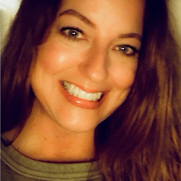 Profile Picture of Holly Hudson (@poshgirl_h) on Poshmark