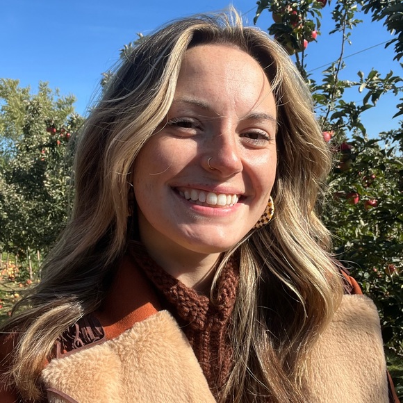 Profile Picture of Autumn Sutton (@autumnblazee) on Poshmark