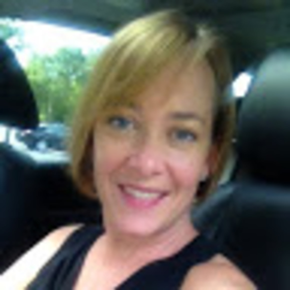 Profile Picture of Elizabeth Ishoo (@eishoo) on Poshmark