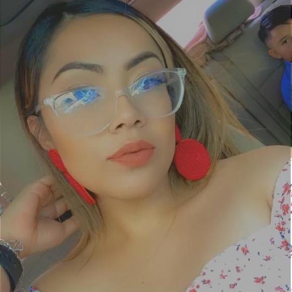 Profile Picture of Veronica Barrera (@veronicabarr801) on Poshmark