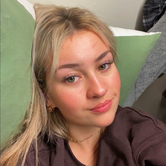 Profile Picture of Isabelle Desjardins (@isadesj) on Poshmark