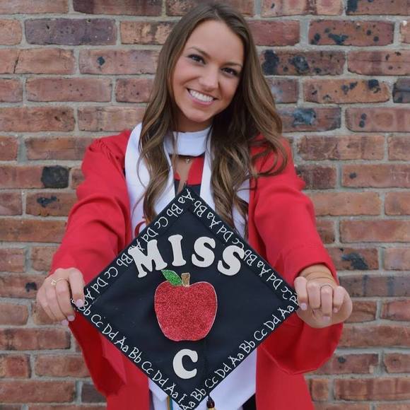 Profile Picture of Lindsay Contarino (@lindscontarino) on Poshmark