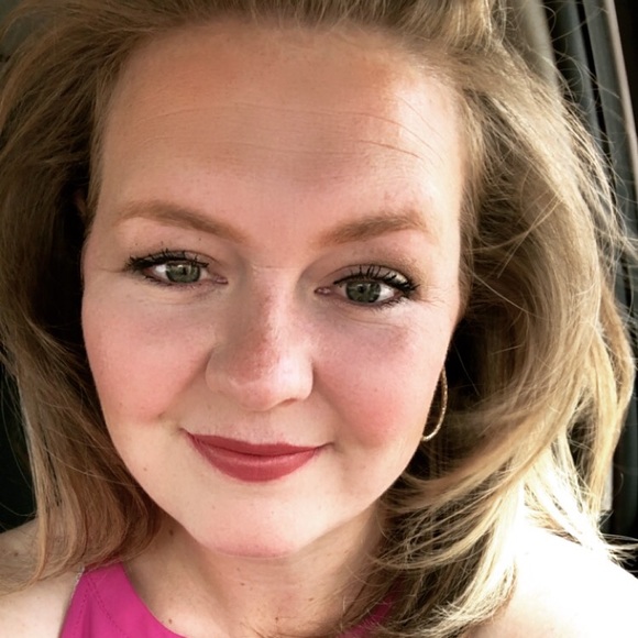 Profile Picture of Lori Rutledge (@lorifrutledgd) on Poshmark
