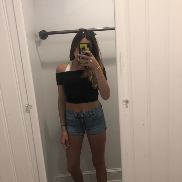 Profile Picture of Gia Bujnowski (@giabujj) on Poshmark