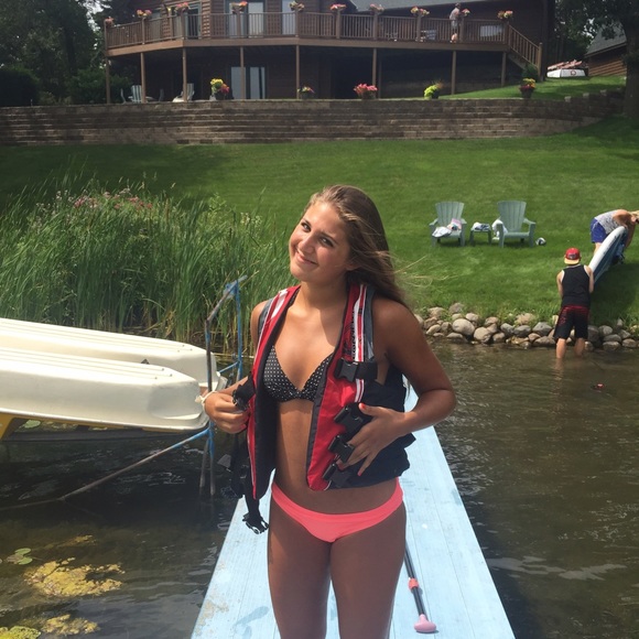 Profile Picture of Olivia Manning (@oliviamanningg) on Poshmark