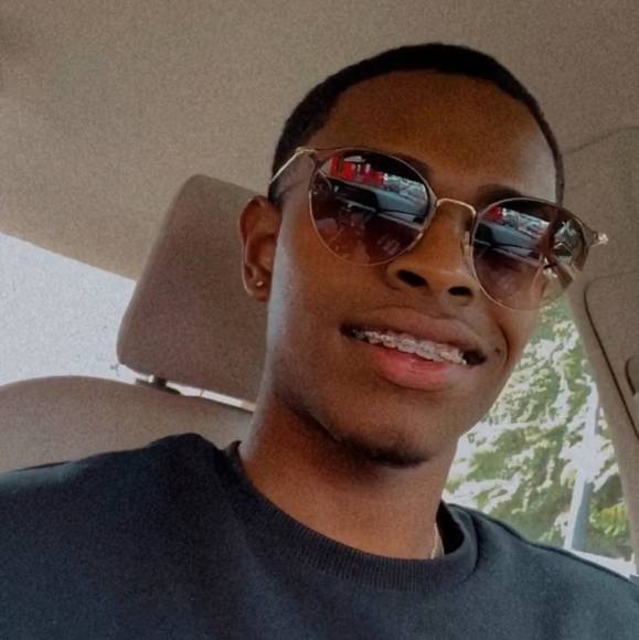 Profile Picture of Jorge james Davila (@jorge2333) on Poshmark