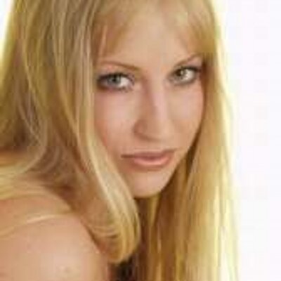 Profile Picture of Lydia Sinclair (@lydiavonwiv4) on Twitter