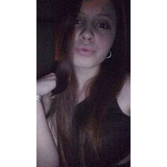 Profile Picture of April Nilson (@aprilnilsonnn) on Poshmark