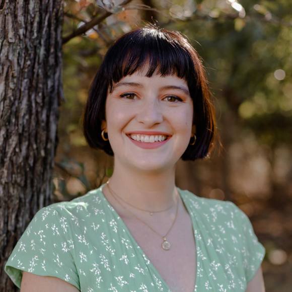 Profile Picture of Elle Carnley (@ellebow) on Poshmark