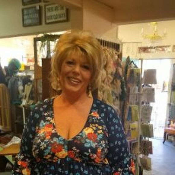 Profile Picture of Lori Green (@lorig7809) on Poshmark