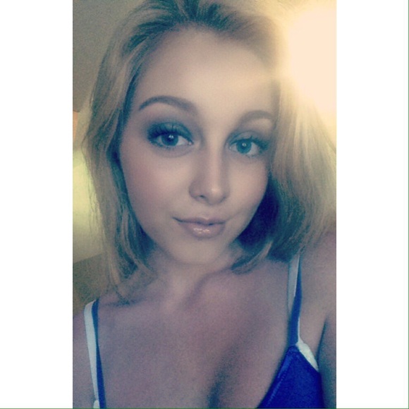 Profile Picture of Amanda Medsker (@amandamedsker) on Poshmark