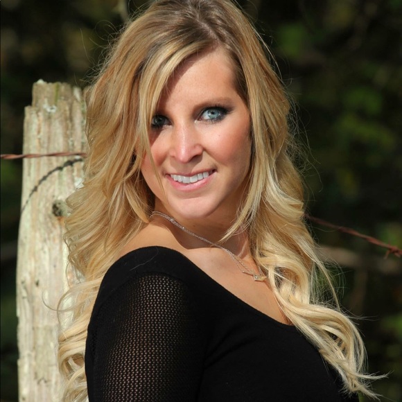 Profile Picture of Stephanie Watson (@stephwatson388) on Poshmark