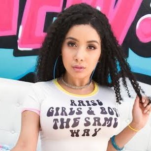 Profile Picture of Kim Henshaw (@KimHenshaw10) on Twitter