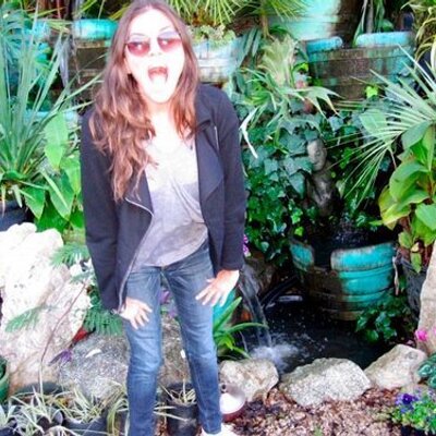 Profile Picture of Carly De Castro (@carlybee) on Twitter