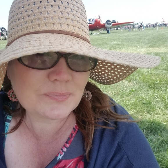 Profile Picture of Elissa Glebs (@eglebs) on Poshmark