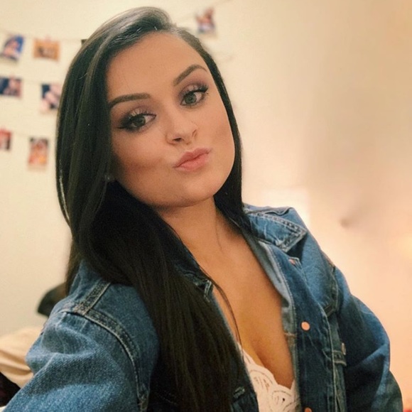 Profile Picture of Jillianne Chippendale (@jillichip) on Poshmark