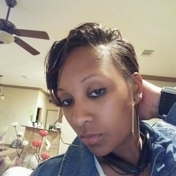 Profile Picture of Tameisha Pearce (@carmelkisses29) on Poshmark