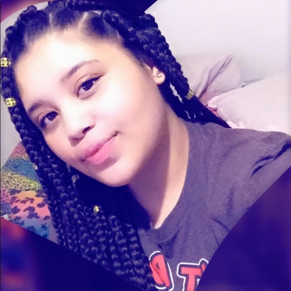 Profile Picture of Nadia Arafiles (@nadiajarafiles) on Poshmark