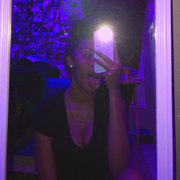 Profile Picture of Arrianna Buchanan (@lanaepooh) on Poshmark