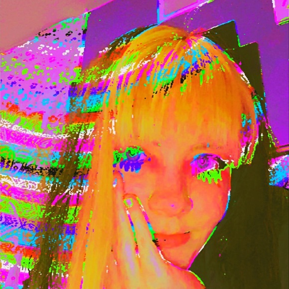 Profile Picture of Carly Perry (@carlyyym77) on Poshmark