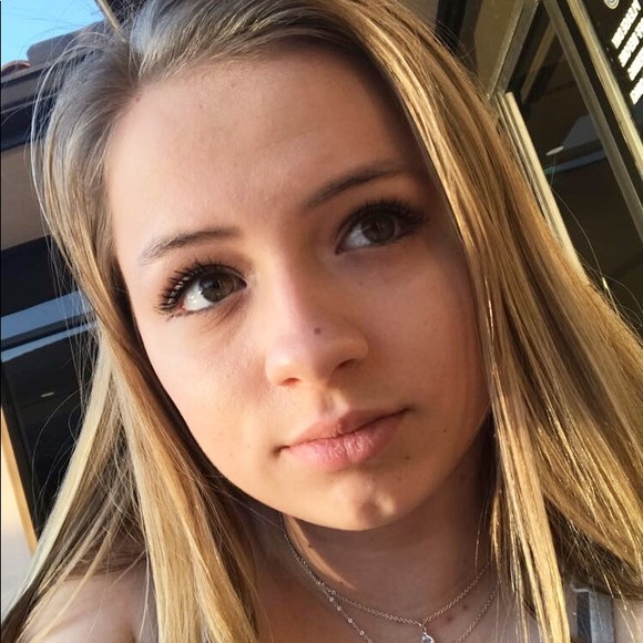 Profile Picture of Brooke Cichanski (@bcichanski011) on Poshmark