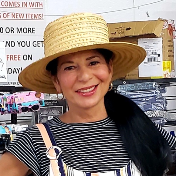 Profile Picture of Caroline Siracusa (@sonnyandphyllis) on Poshmark