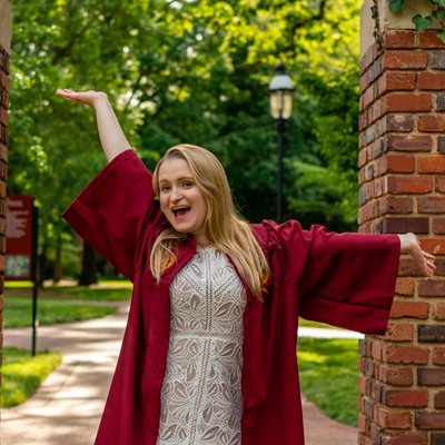 Profile Picture of Lindsey (@linz_case) on Twitter
