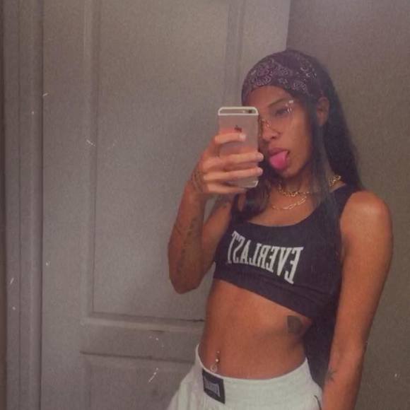 Profile Picture of Cali Roberts (@crispy_cinna) on Poshmark