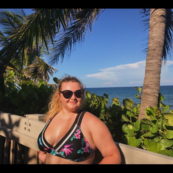 Profile Picture of Maggie Claiborne (@maggieclaiborne) on Poshmark