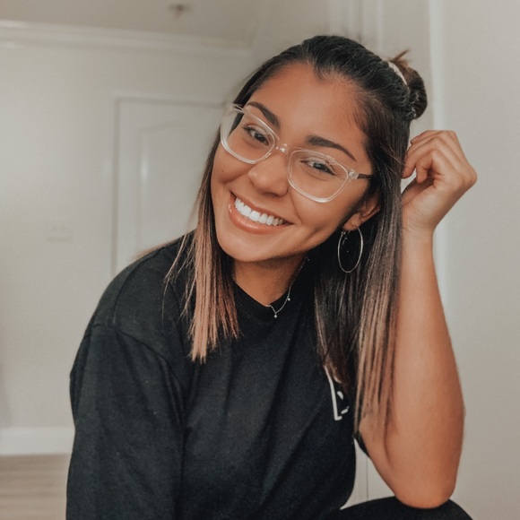 Profile Picture of Sylvana Galvis (@sylvana_galvis) on Poshmark