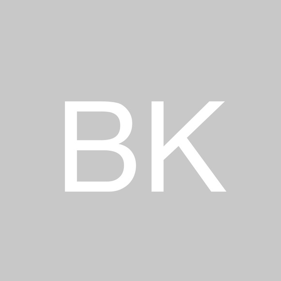 Profile Picture of Brooke Koerber (@kikiuimoo) on Poshmark