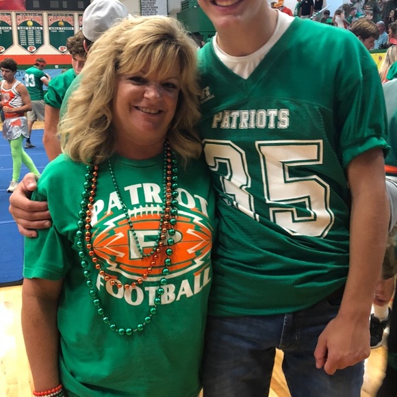 Profile Picture of Robin Bell (@rlrbell) on Poshmark