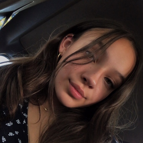 Profile Picture of Zoë Ancira (@zoeanciraa) on Poshmark
