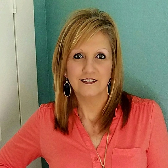 Profile Picture of Donna Carrola (@dkcarrola) on Poshmark
