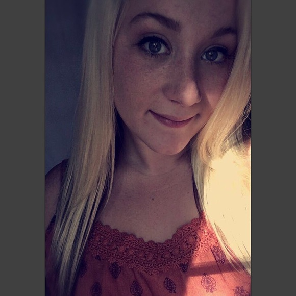 Profile Picture of Abby Ghidoni (@abby_71) on Poshmark