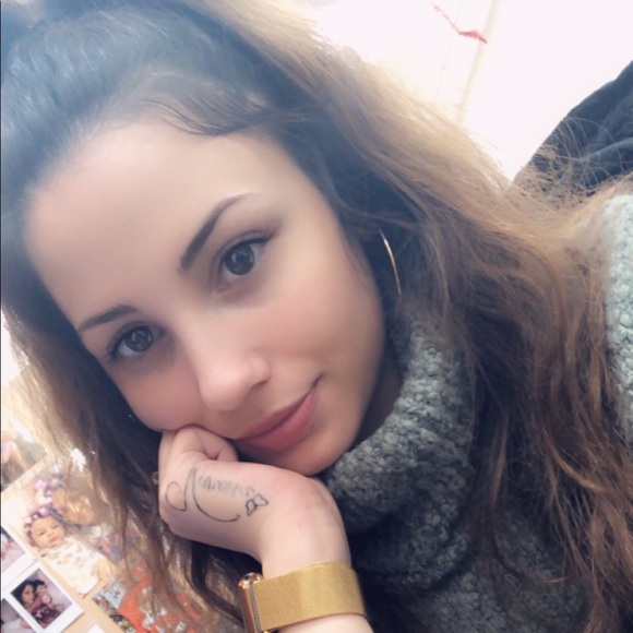 Profile Picture of Victoria Neale (@bellezzaax) on Poshmark