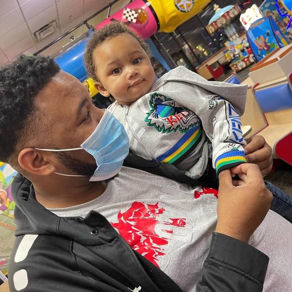 Profile Picture of Dinero Dinero (@teeyzx) on Poshmark