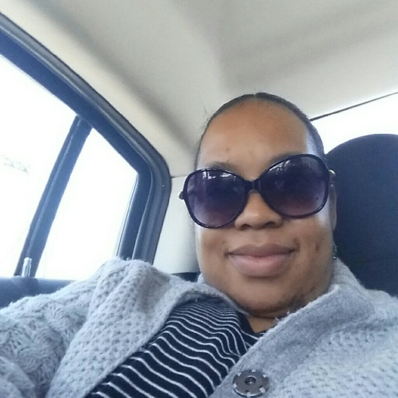 Profile Picture of Stephanie Mackey (@stephiebuttbutt) on Poshmark