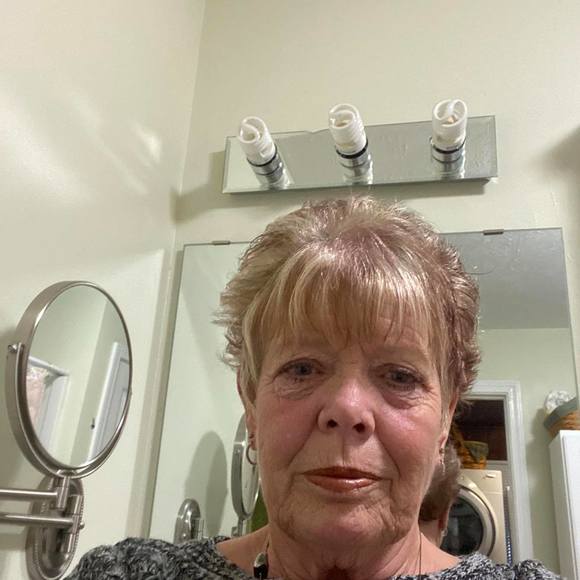 Profile Picture of Guiann Conover (@guiann_conover) on Poshmark