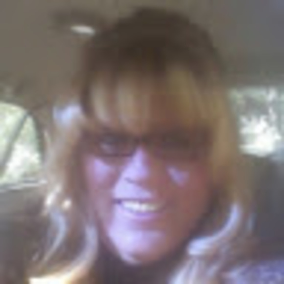 Profile Picture of Amanda Wallaker (@panda31us) on Poshmark