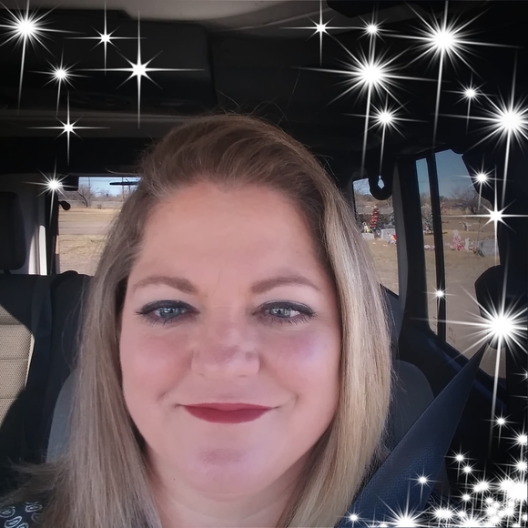 Profile Picture of Cynthia Laqua (@cynthialaqua) on Poshmark