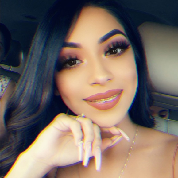 Profile Picture of Anahi Alvarez (@a_g_alv) on Poshmark
