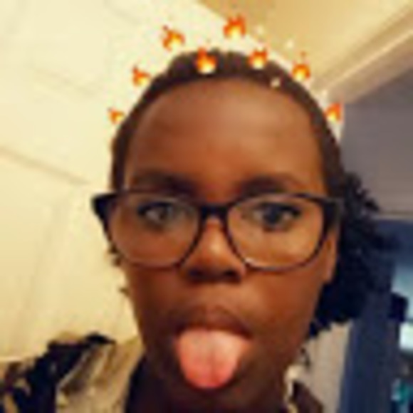 Profile Picture of Lisa Gbor (@lisagbor137) on Poshmark