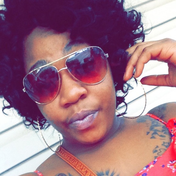 Profile Picture of Lakia Boozer (@lakiashanae) on Poshmark