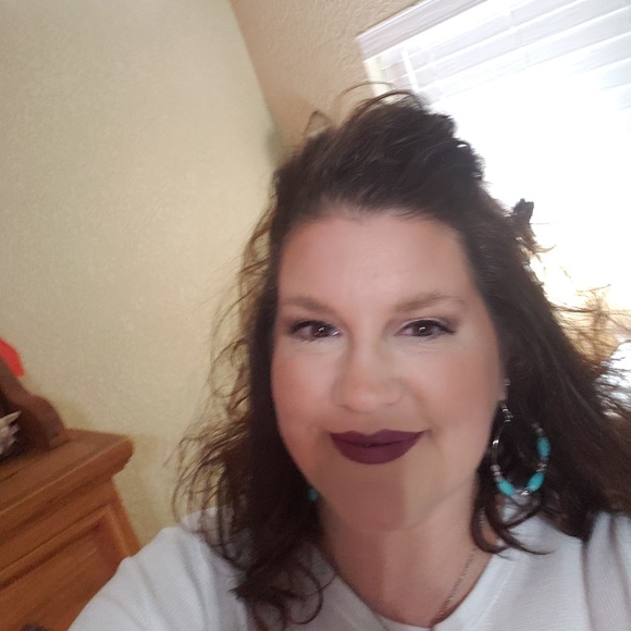 Profile Picture of Robyn Tidwell (@robyntidwell76) on Poshmark